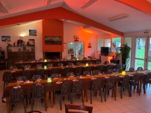 a large room filled with tables and chairs at Le Petit Bois 46 in Leyme
