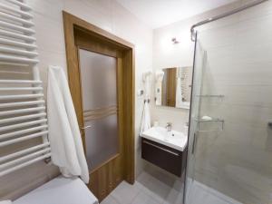 łazienka z toaletą, umywalką i prysznicem w obiekcie APARTAMENT POD GWIAZDAMI, z dwoma ogródkami i dwoma tarasami w Polanicy Zdroju +14 zdjęć