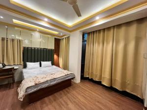 Postel nebo postele na pokoji v ubytování Sarai Inn