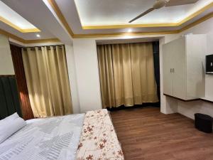 Postel nebo postele na pokoji v ubytování Sarai Inn