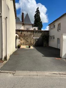 an alley way between two buildings with a building at La Flo in La Flocellière