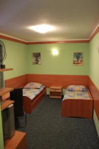 En eller flere senge i et værelse på Adeo Hostel