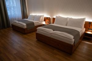Postel nebo postele na pokoji v ubytování IT Centrum Apartments