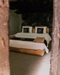 two twin beds in a room withthritisthritisthritisthritisthritisthritisthritisthritisthritis at the suwgra-Al-Jabal Al-Akdar in Sūkirah