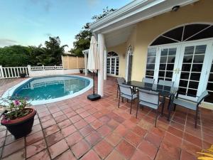 Majoituspaikassa Stunning 4-Bed Villa in Gros Islet St Lucia tai sen lähellä sijaitseva uima-allas