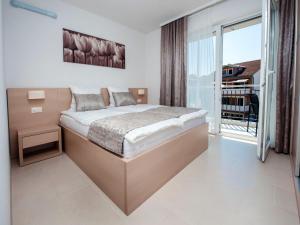 1 dormitorio con cama y ventana grande en Apartments AnaMar, en Rovinj