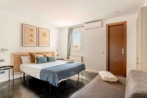 Postel nebo postele na pokoji v ubytování The Collection Barcelona - Amazing 3 bedroom penthouse in Plaza España