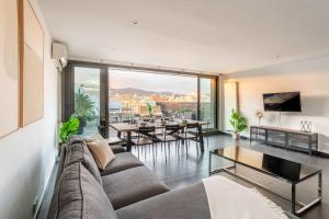 TV a/nebo společenská místnost v ubytování The Collection Barcelona - Amazing 3 bedroom penthouse in Plaza España