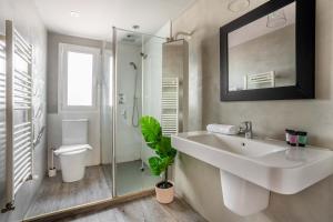 Koupelna v ubytování The Collection Barcelona - Amazing 3 bedroom penthouse in Plaza España + 12 fotografií