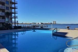 Bassein majutusasutuses Compass Point 503 või selle lähedal