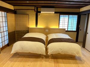 Postel nebo postele na pokoji v ubytování Tetsu-juro former Ogunis residence , Himeji Castles back parlor-like"400-year-old inn"
