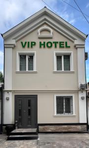 タシュケントにあるVip Hotelの白い建物 +60枚の写真