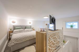 a bedroom with a bed and a television on a dresser at Olive Oasis in Vienna