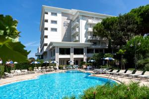 Bazén v ubytování Grand Hotel Gallia nebo v jeho okolí