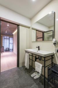 a bathroom with a sink and a mirror at Fitas Oda Beyoğlu in Istanbul