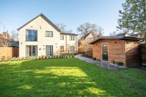 a large yard with a house and a building at Oak Lodge in Reading +21 photos
