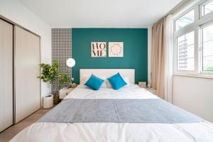 Postel nebo postele na pokoji v ubytování 柃居 B&B - People's Square Branch