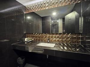 Koupelna v ubytování Oscar Palace Hotel & Wellness Center + 48 fotografií