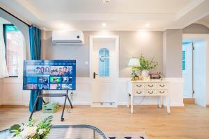 TV a/nebo společenská místnost v ubytování 柃居 B&B - People's Square Branch