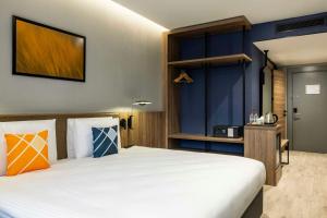 Postel nebo postele na pokoji v ubytování Four Points Flex by Sheraton Ankara Cukurambar