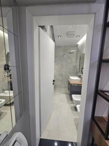 Koupelna v ubytování NS Luxury Suites