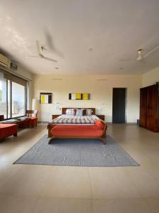 卡尔贾特Bodi Villa- Mountain view with pool的一间带床的卧室和一间客厅