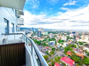 ein Balkon mit Blick auf die Stadt in der Unterkunft 34B Taft East Gate 2 Bedroom Unit Pool, Gym, Balcony in Cebu City