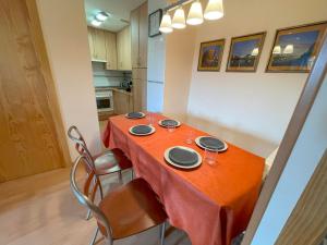 einen Tisch mit Tellern und Gläsern darauf in der Küche in der Unterkunft Apartamento El Falcar in Villanúa