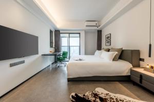 枫雨酒店公寓华强北店-Fengyu Hotel Apartment Shenzhen Huaqiang North Subway Station Branch客房内的一张或多张床位