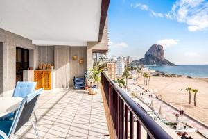 un balcón con vista a la playa en Lovely Calpe, en Calpe