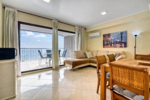 una sala de estar con un sofá y una mesa en Lovely Calpe, en Calpe