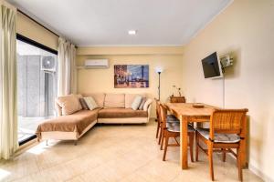 una sala de estar con un sofá y una mesa en Lovely Calpe, en Calpe