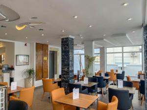 Uma área de estar em Hotel Etoile Du Nord