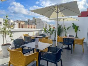 Rõdu või terrass majutusasutuses Hotel Etoile Du Nord