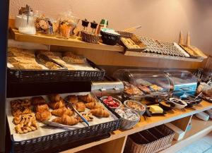 una panetteria con molti tipi diversi di pane e dolci di Au Moulin des Ecorces a Dole