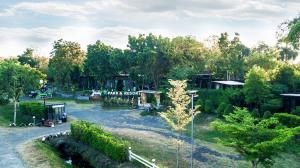 una vista aérea de un parque con árboles y edificios en Judy Park & Resort Buriram, en Ban Nong Hua Wua