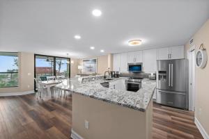 cocina grande con electrodomésticos de acero inoxidable y suelo de madera en Pine Cove #101, en Sanibel