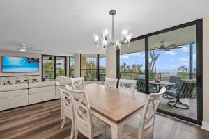 Un comedor con una mesa y un sofá. en Pine Cove #101, en Sanibel