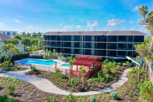 Una vista aérea de un complejo turístico con piscina. en Pine Cove #101, en Sanibel