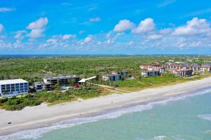 una vista aérea de un resort en la playa en Pine Cove #101, en Sanibel