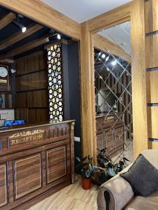 ein Wohnzimmer mit einem großen Holz in der Unterkunft Orient Star Hotel in Taschkent
