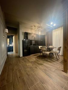 ein Esszimmer und eine Küche mit Tisch und Stühlen in der Unterkunft INDIVIDUALliving 4 Excellent central location! ! ! in Thessaloniki + 11 Fotos
