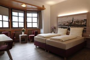 Giường trong phòng chung tại Hotel Alte Brauerei +35 ảnh