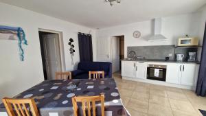 Kuchyňa alebo kuchynka v ubytovaní rêve méditerranéen, Le bonheur est dans ma maison