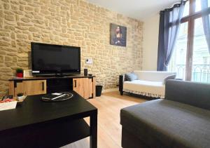 Telewizja i/lub zestaw kina domowego w obiekcie "Colbert Triplex" 3 chambres - Balcon - Patio - Cathédrale