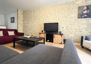 Telewizja i/lub zestaw kina domowego w obiekcie "Colbert Triplex" 3 chambres - Balcon - Patio - Cathédrale