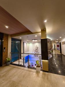 Bazén v ubytování Hotel Vaishnavi nebo v jeho okolí