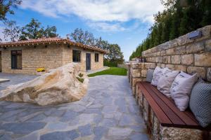 eine steinerne Wand mit einer Bank und einem Stein in der Unterkunft Villa Dolce Vita - Vintage in Warna