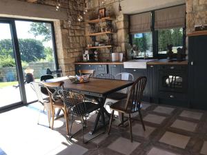 eine Küche mit einem Holztisch und Stühlen in der Unterkunft Villa Dolce Vita - Vintage in Warna