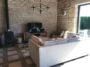 ein Wohnzimmer mit einer Couch und einer Ziegelwand in der Unterkunft Villa Dolce Vita - Vintage in Warna